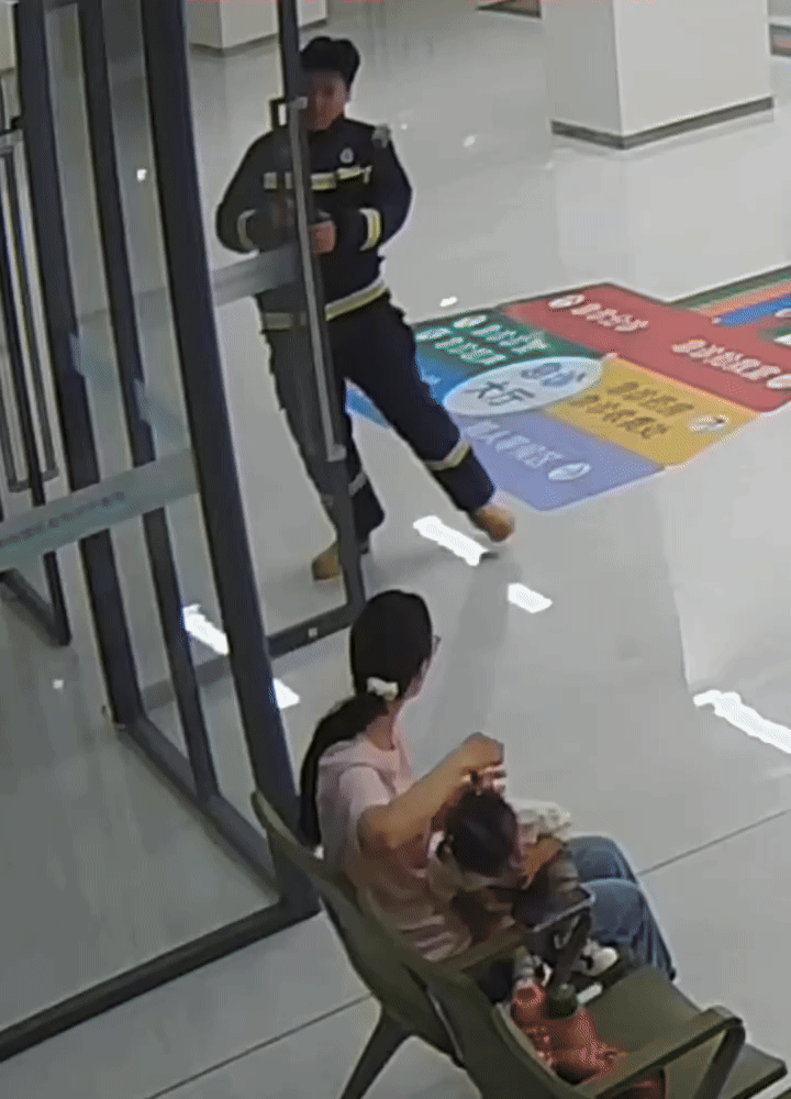VIDEO: Vợ bắt gặp chồng đưa con người khác đi viện, trong khi con mình sốt cao đang gây xúc động mạnh- Ảnh 1.