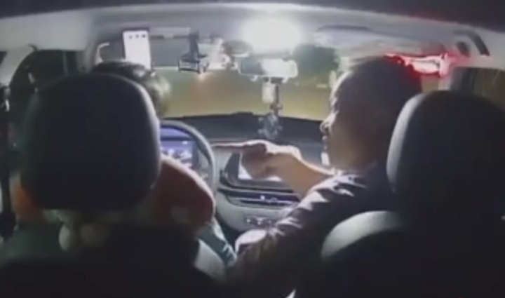 Tài xế taxi ở Nam Định bị khách hàng hành hung , sự việc gây chú ý - Ảnh 1.