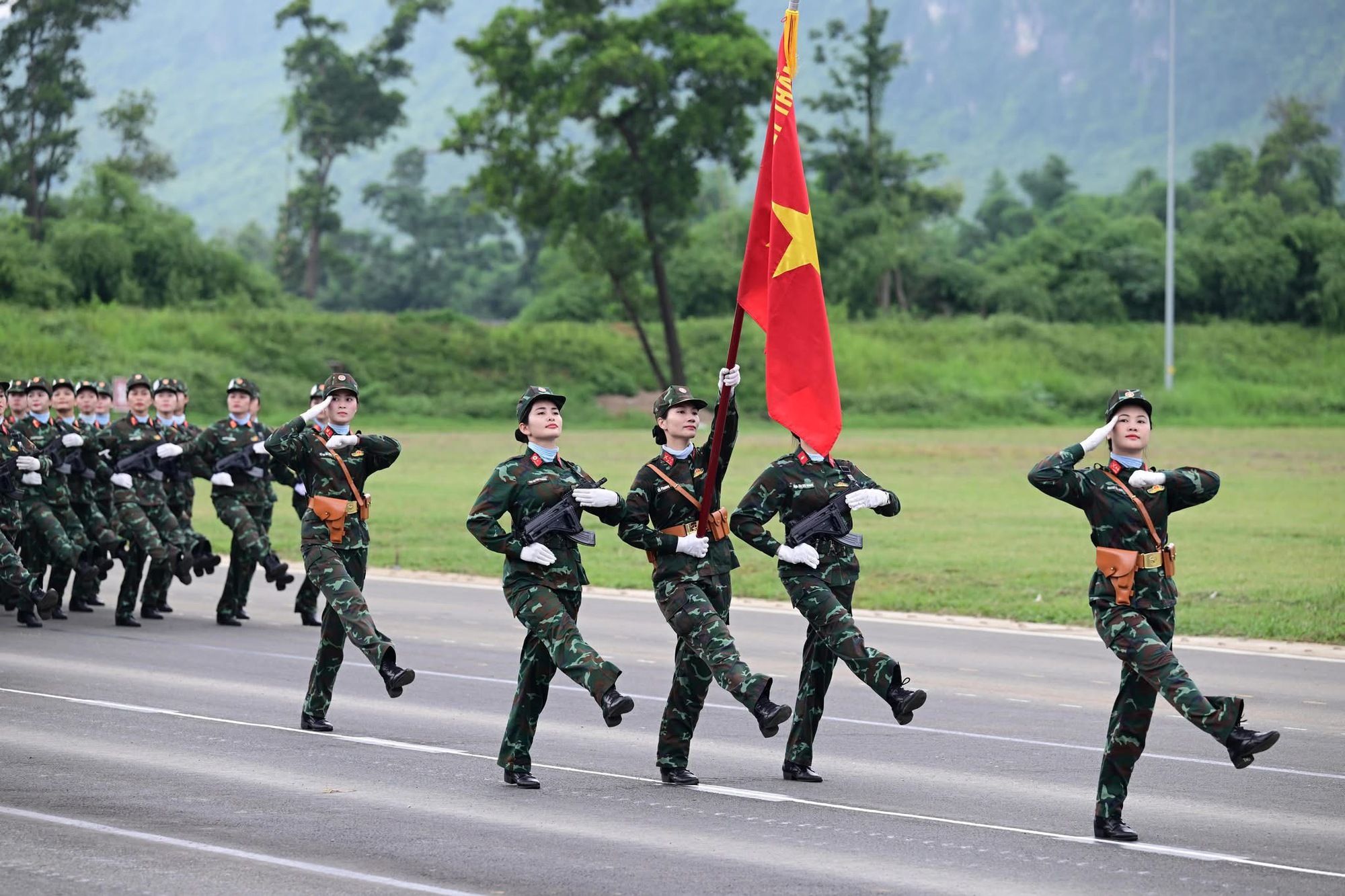 Ngắm các nữ chiến sĩ quân đội xinh đẹp luyện tập diễu binh, diễu hành- Ảnh 1. Ngắm các nữ chiến sĩ quân đội xinh đẹp luyện tập diễu binh, diễu hành- Ảnh 1.