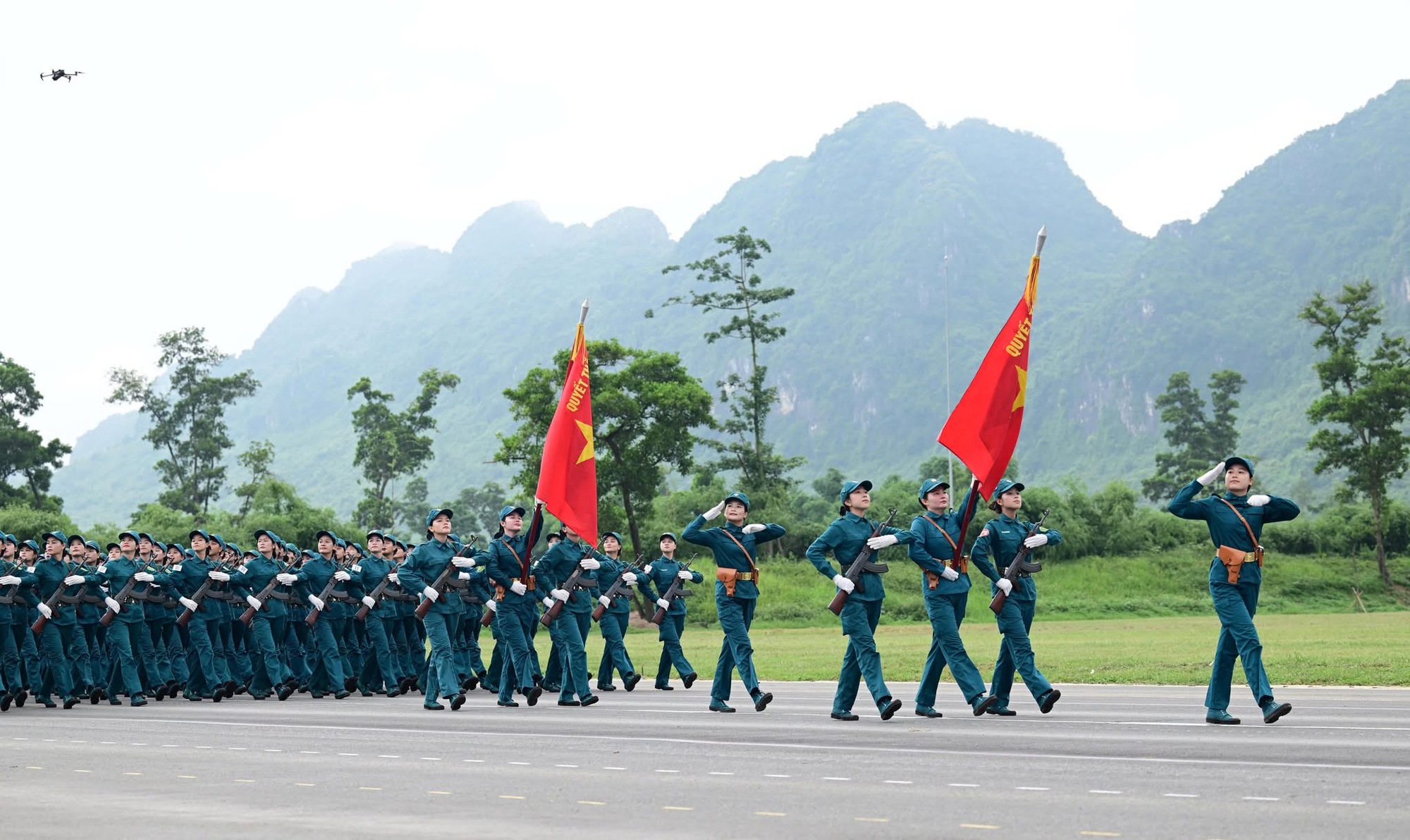 Ngắm các nữ chiến sĩ quân đội xinh đẹp luyện tập diễu binh, diễu hành- Ảnh 7. Ngắm các nữ chiến sĩ quân đội xinh đẹp luyện tập diễu binh, diễu hành- Ảnh 7.