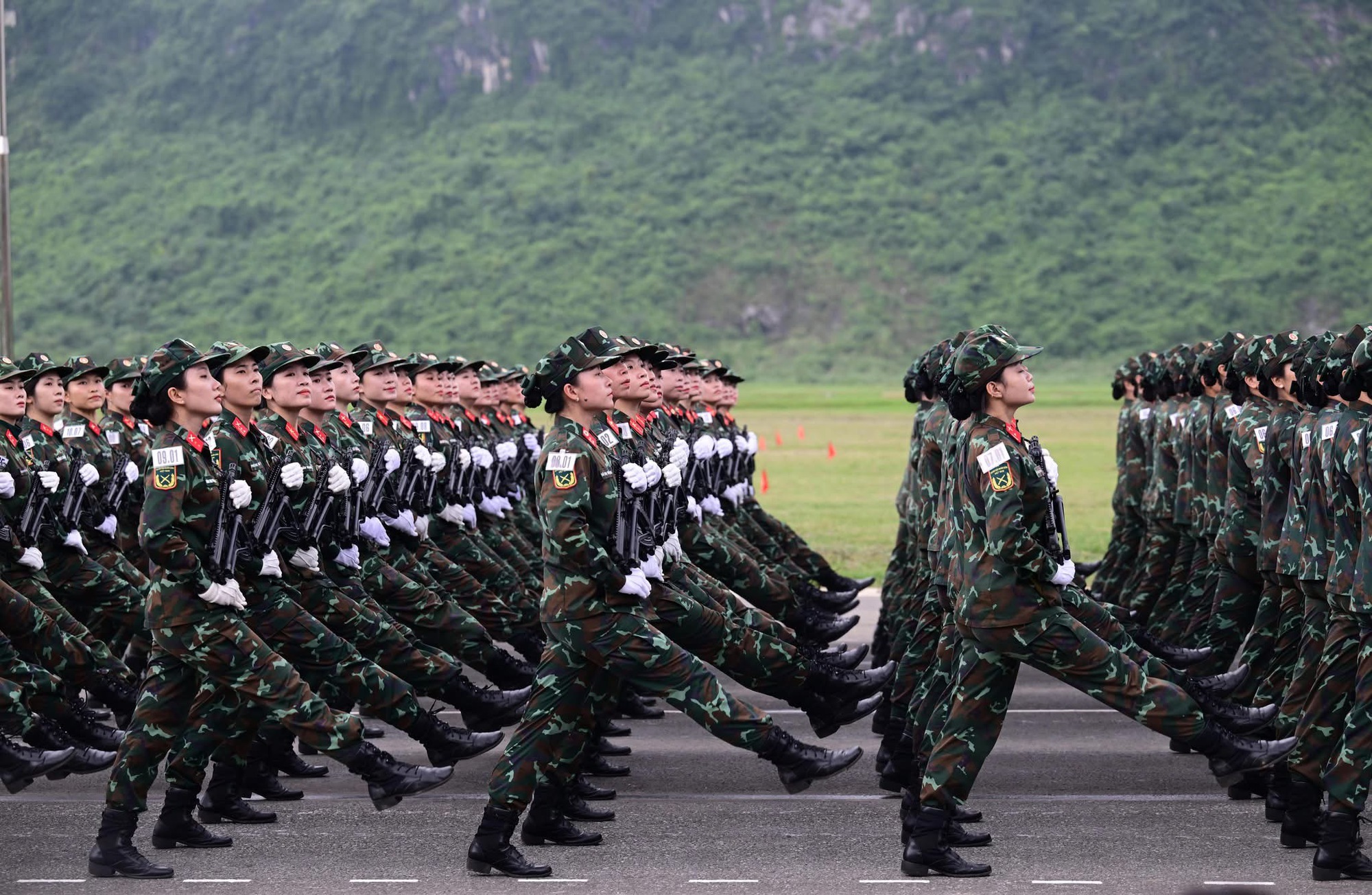 Ngắm các nữ chiến sĩ quân đội xinh đẹp luyện tập diễu binh, diễu hành- Ảnh 6. Ngắm các nữ chiến sĩ quân đội xinh đẹp luyện tập diễu binh, diễu hành- Ảnh 6.