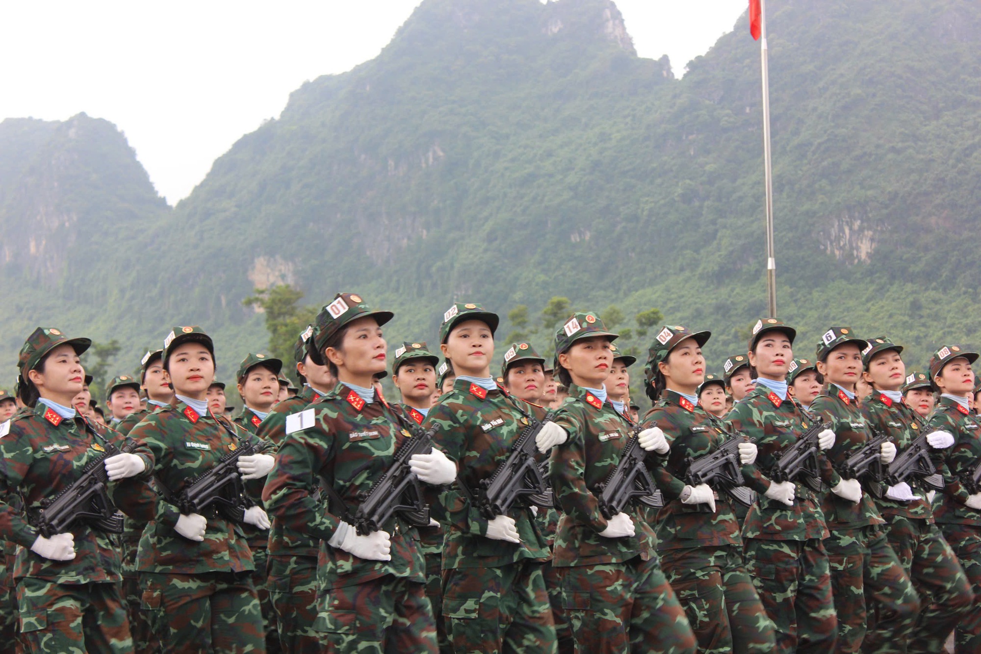 Ngắm các nữ chiến sĩ quân đội xinh đẹp luyện tập diễu binh, diễu hành- Ảnh 2. Ngắm các nữ chiến sĩ quân đội xinh đẹp luyện tập diễu binh, diễu hành- Ảnh 2.