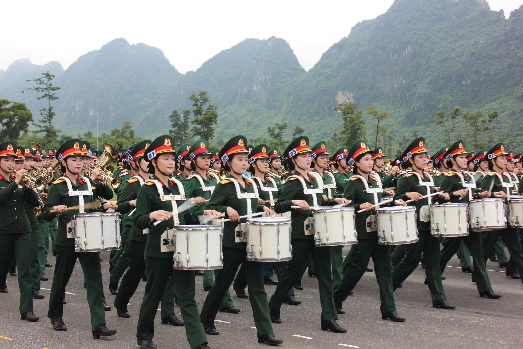 Ngắm các nữ chiến sĩ quân đội xinh đẹp luyện tập diễu binh, diễu hành- Ảnh 3. Ngắm các nữ chiến sĩ quân đội xinh đẹp luyện tập diễu binh, diễu hành- Ảnh 3.