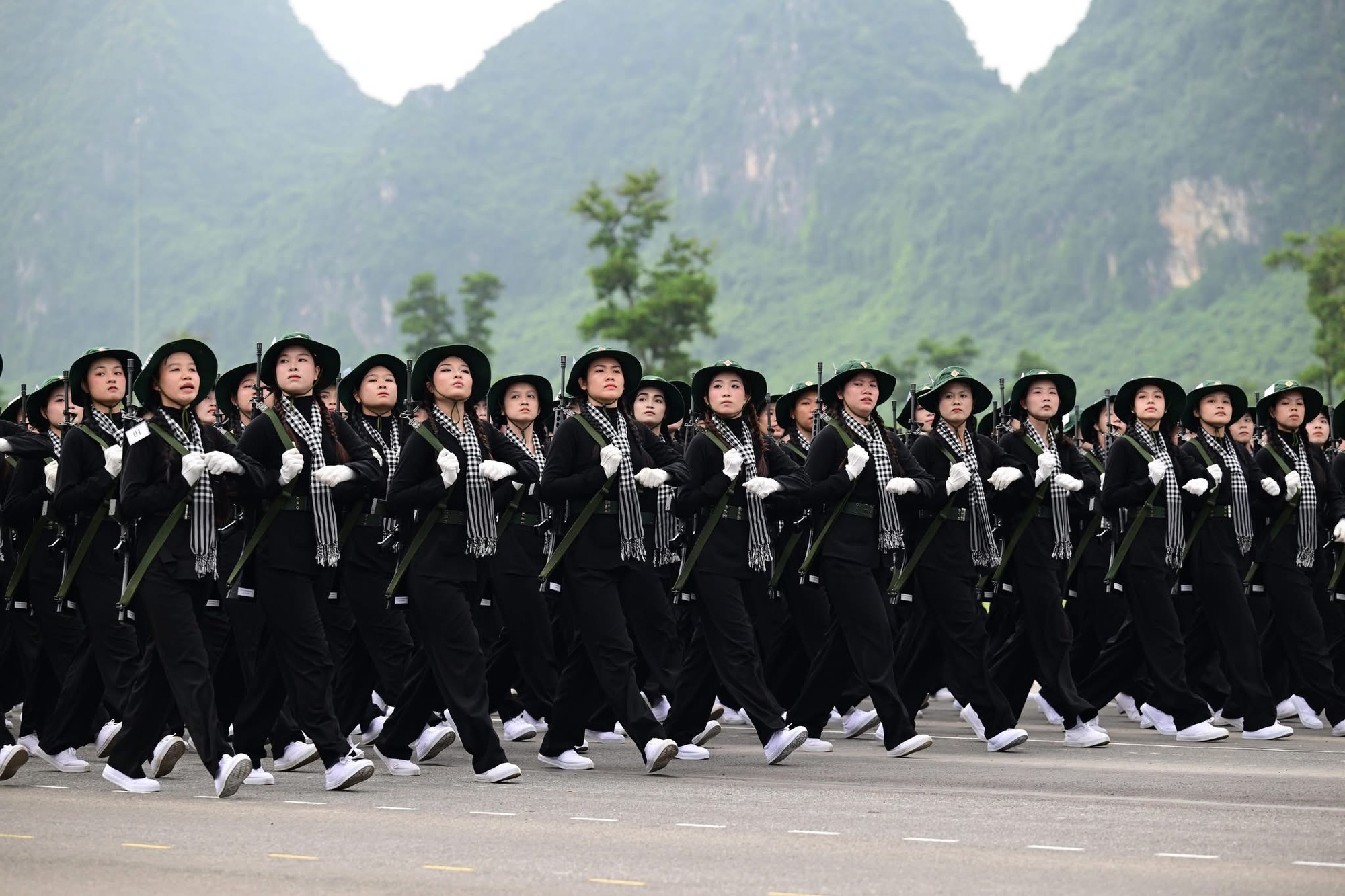 Ngắm các nữ chiến sĩ quân đội xinh đẹp luyện tập diễu binh, diễu hành- Ảnh 8. Ngắm các nữ chiến sĩ quân đội xinh đẹp luyện tập diễu binh, diễu hành- Ảnh 8.