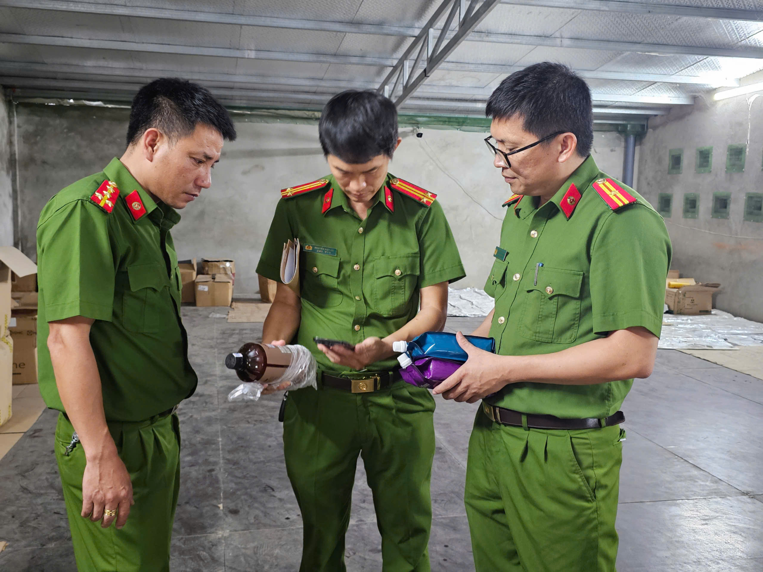 Hàng tấn mỹ phẩm không rõ nguồn gốc vừa phát hiện ở Quảng Trị- Ảnh 2.