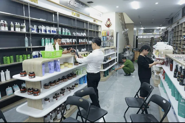 Thu giữ 2 , 5 tấn mỹ phẩm lậu tại cửa hàng ở Quảng Trị - Ảnh 1.