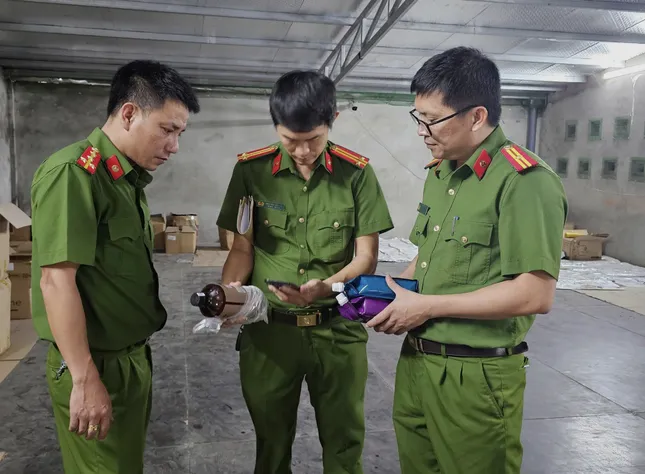 Thu giữ 2 , 5 tấn mỹ phẩm lậu tại cửa hàng ở Quảng Trị - Ảnh 2.