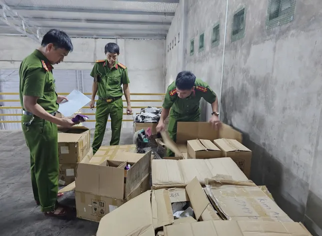 Thu giữ 2 , 5 tấn mỹ phẩm lậu tại cửa hàng ở Quảng Trị - Ảnh 4.