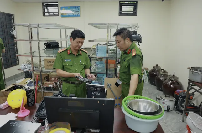 Thu giữ 2 , 5 tấn mỹ phẩm lậu tại cửa hàng ở Quảng Trị - Ảnh 3.