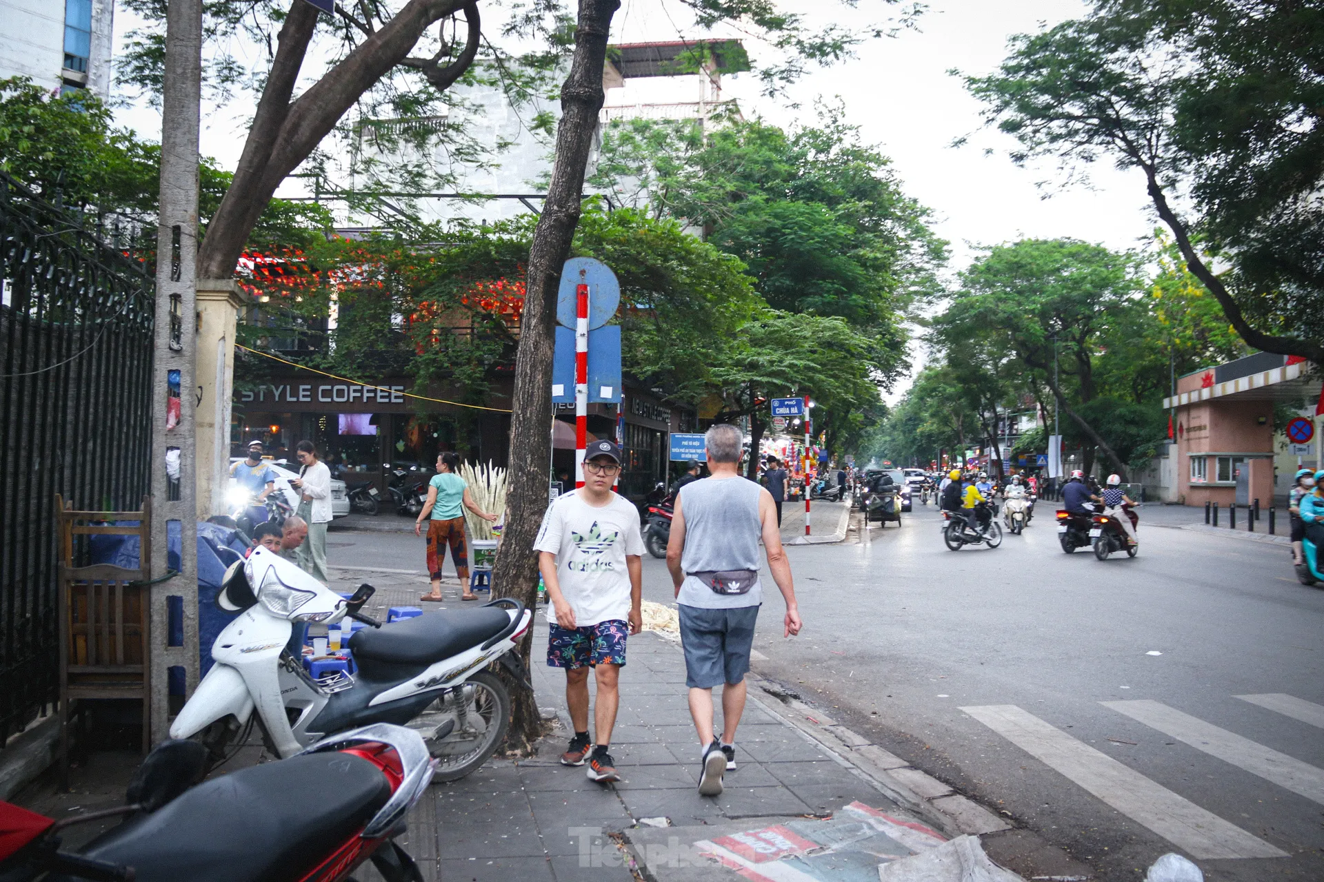 Hiện trạng hai công viên được ‘hồi sinh’ tại Hà Nội - Ảnh 18.