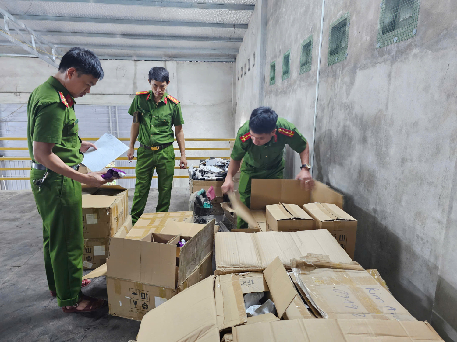 Hàng tấn mỹ phẩm không rõ nguồn gốc vừa phát hiện ở cửa hàng Kim Anh: 2.900 sản phẩm, 43 loại nhãn hàng- Ảnh 2.