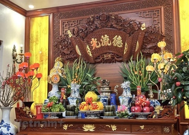 Nhà giàu đặt bình hoa bên trái bàn thờ, đây là Nhà giàu đặt bình hoa bên trái bàn thờ, đây là
