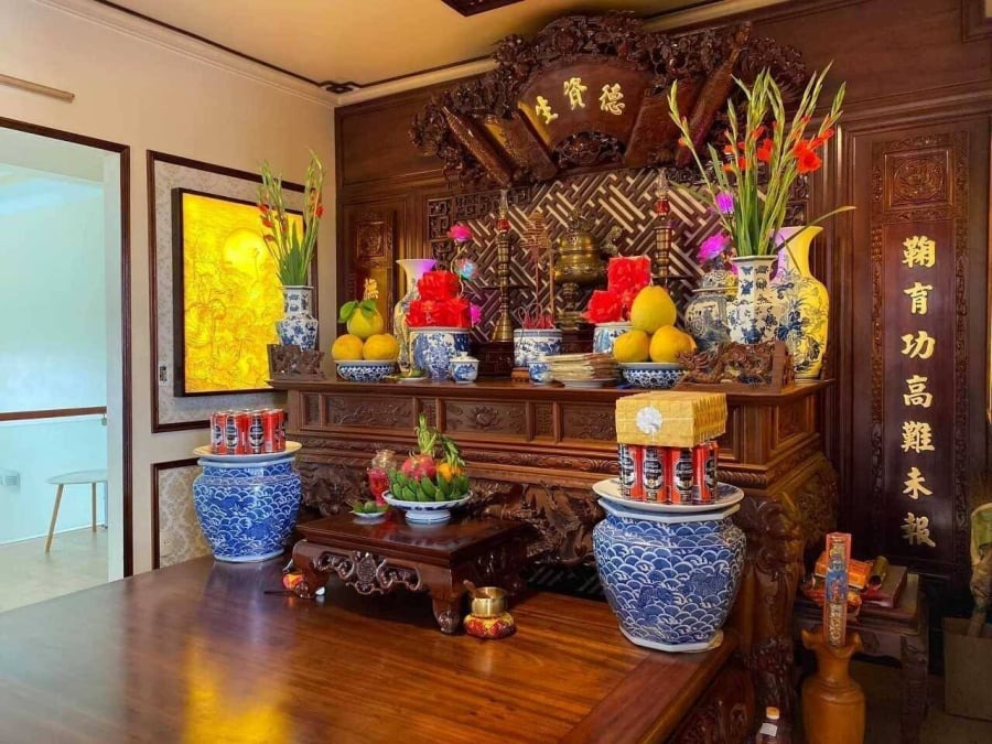 Nhà giàu đặt bình hoa bên trái bàn thờ, đây là Nhà giàu đặt bình hoa bên trái bàn thờ, đây là