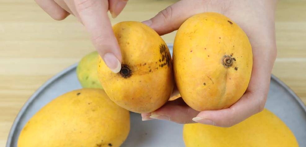 Mua xoài ngon ngọt với 5 mẹo đơn giản, dễ thực hiện - Ảnh 2. Mua xoài ngon ngọt với 5 mẹo đơn giản, dễ thực hiện - Ảnh 2.
