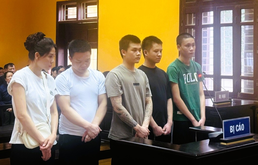 Đ&aacute;nh đập, cướp &ocirc; t&ocirc; của kh&aacute;ch h&aacute;t, vợ chồng chủ qu&aacute;n karaoke lĩnh 75 th&aacute;ng t&ugrave; - Ảnh 1.