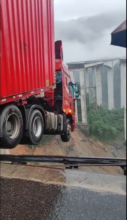 Mưa lũ gây sập cầu ở Trung Quốc: Tài xế container mắc kẹt trên vực sâu 100m - Ảnh 1.