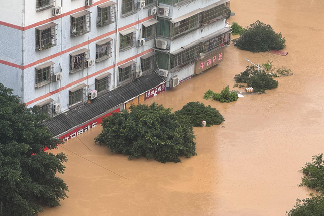 Lũ lịch sử ở Trung Quốc: Những hình ảnh khó tin - Ảnh 1.