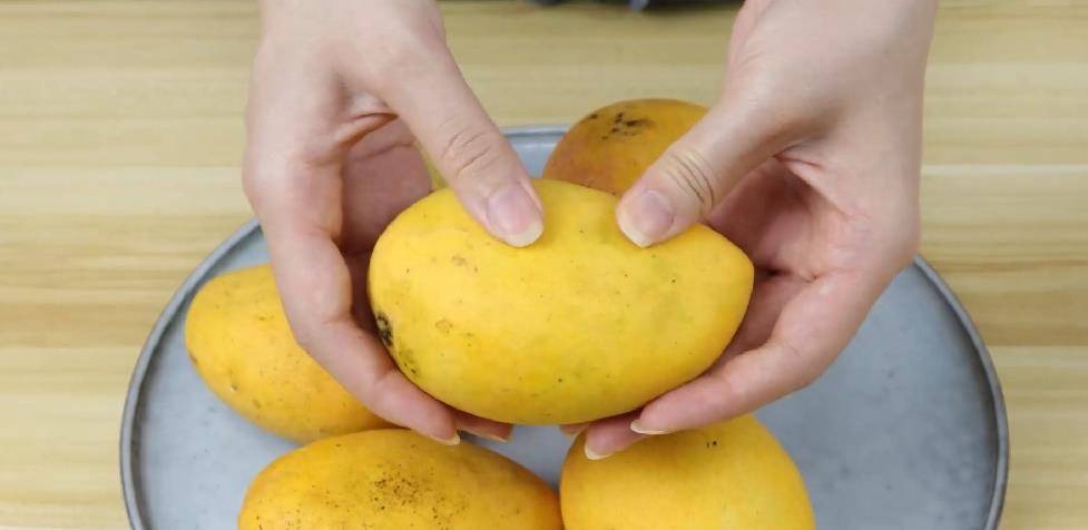 Mua xoài ngon ngọt với 5 mẹo đơn giản, dễ thực hiện - Ảnh 4. Mua xoài ngon ngọt với 5 mẹo đơn giản, dễ thực hiện - Ảnh 4.