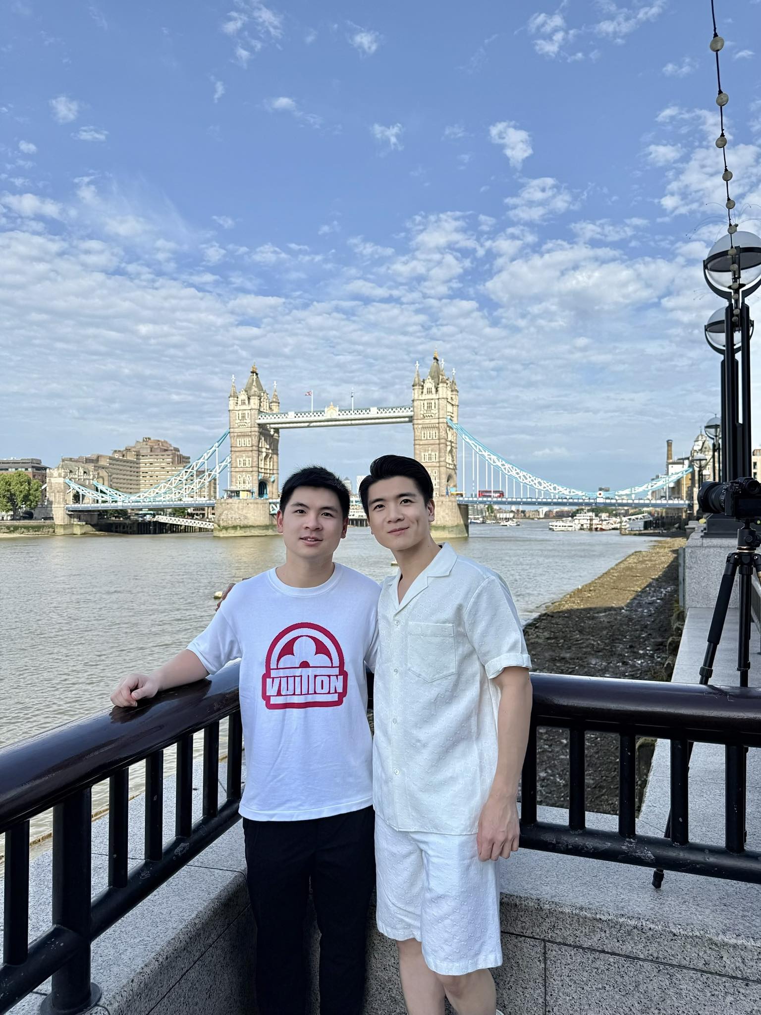 Hai thiếu gia nghìn tỷ nhà bầu Hiển cùng Đỗ Mỹ Linh du hí Anh: Khi du học còn non xanh,trở lại là bố bỉm!- Ảnh 1.