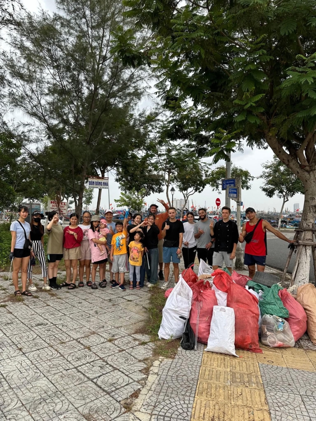 Ch&agrave;ng trai Nga đi nhặt r&aacute;c ở Đ&agrave; Nẵng: "T&ocirc;i y&ecirc;u nơi n&agrave;y như qu&ecirc; hương v&agrave; muốn l&agrave;m điều g&igrave; đ&oacute;"- Ảnh 1.
