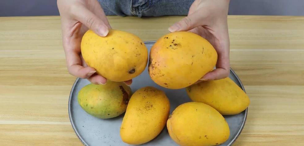 Mua xoài ngon ngọt với 5 mẹo đơn giản, dễ thực hiện - Ảnh 3. Mua xoài ngon ngọt với 5 mẹo đơn giản, dễ thực hiện - Ảnh 3.