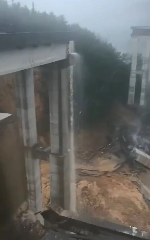 Mưa lũ gây sập cầu ở Trung Quốc: Tài xế container mắc kẹt trên vực sâu 100m - Ảnh 5.