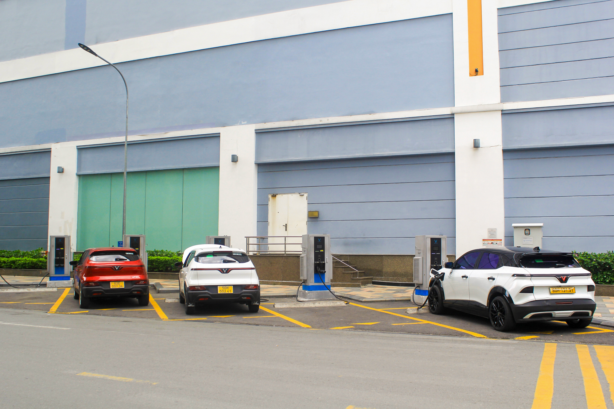 Trạm sạc xe điện phủ khắp nơi, tốc độ triển khai gấp đ&ocirc;i dự kiến, tham vọng 10.000 tỷ của &ocirc;ng Phạm Nhật Vượng dần th&agrave;nh hiện thực- Ảnh 1.