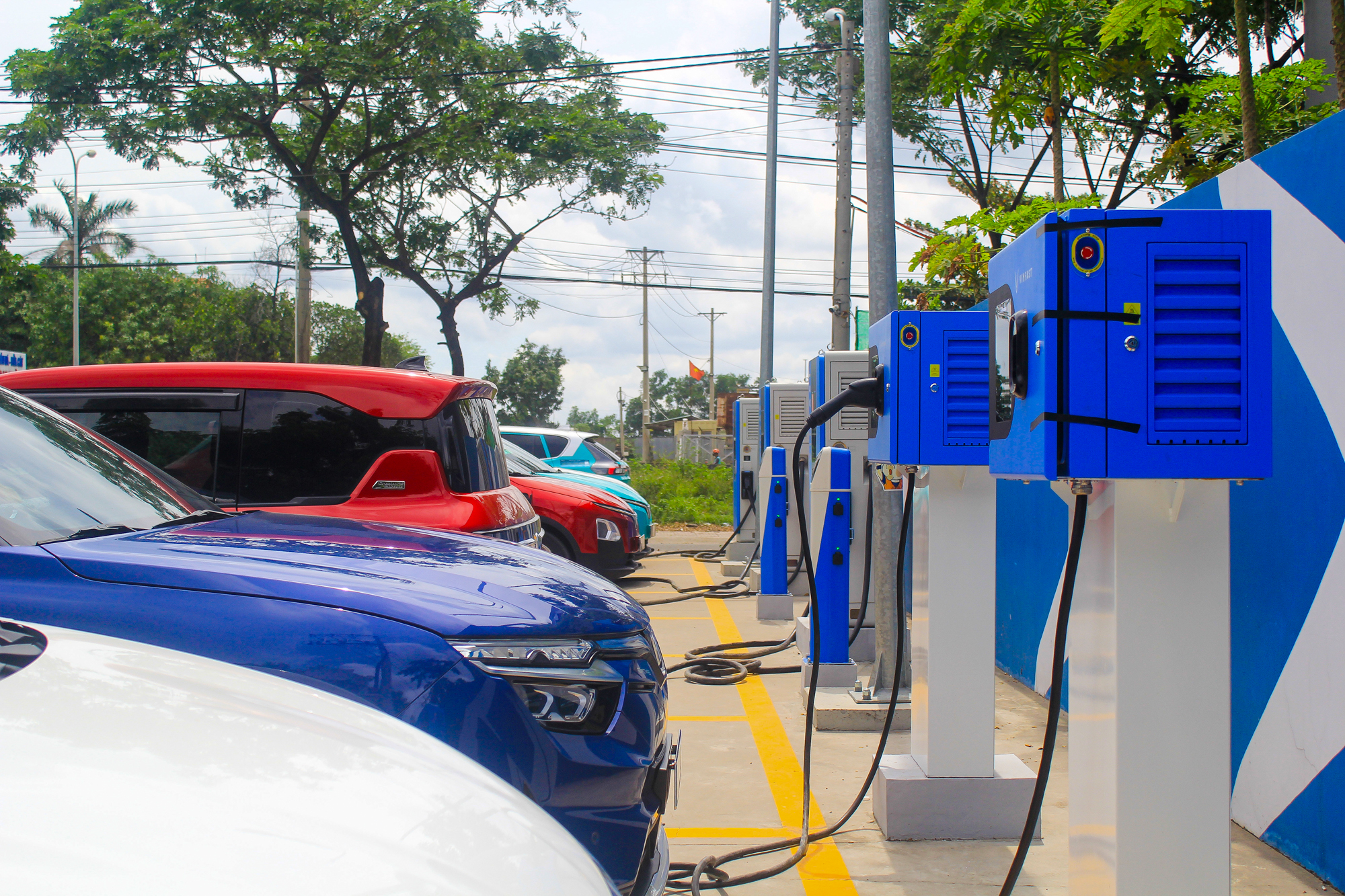 Trạm sạc xe điện phủ khắp nơi, tốc độ triển khai gấp đ&ocirc;i dự kiến, tham vọng 10.000 tỷ của &ocirc;ng Phạm Nhật Vượng dần th&agrave;nh hiện thực- Ảnh 14.