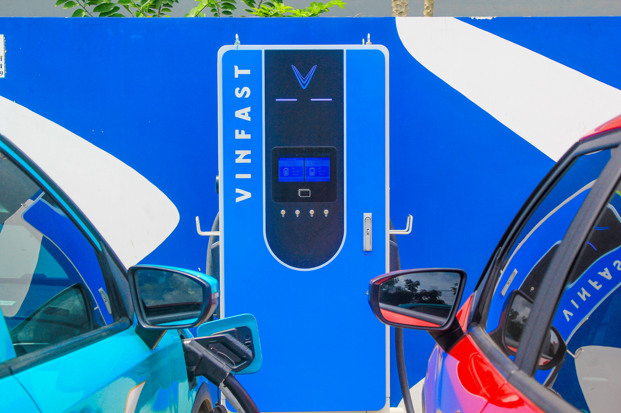 Trạm sạc xe điện phủ khắp nơi, tốc độ triển khai gấp đ&ocirc;i dự kiến, tham vọng 10.000 tỷ của &ocirc;ng Phạm Nhật Vượng dần th&agrave;nh hiện thực- Ảnh 15.