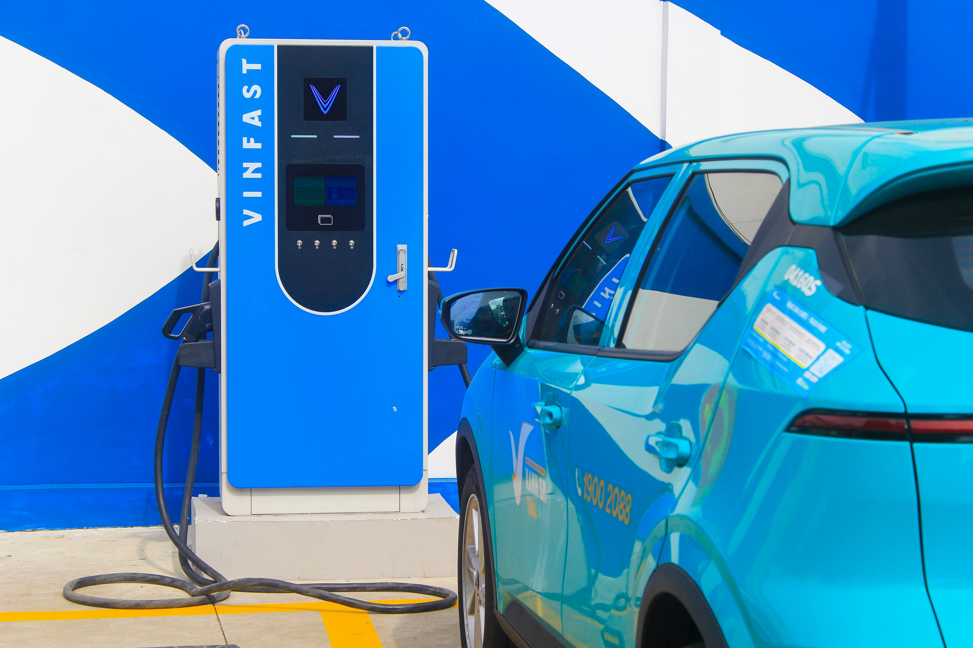 Trạm sạc xe điện phủ khắp nơi, tốc độ triển khai gấp đ&ocirc;i dự kiến, tham vọng 10.000 tỷ của &ocirc;ng Phạm Nhật Vượng dần th&agrave;nh hiện thực- Ảnh 2.