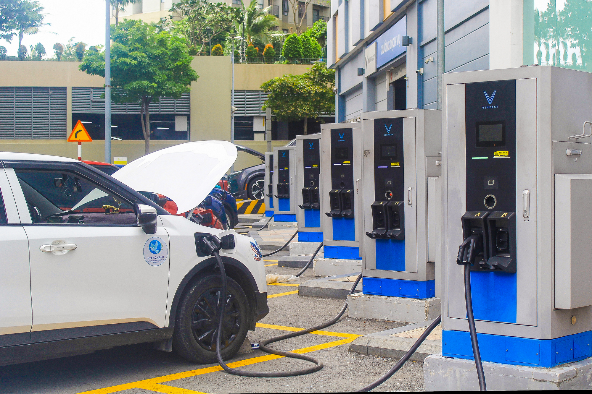Trạm sạc xe điện phủ khắp nơi, tốc độ triển khai gấp đ&ocirc;i dự kiến, tham vọng 10.000 tỷ của &ocirc;ng Phạm Nhật Vượng dần th&agrave;nh hiện thực- Ảnh 4.