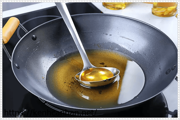 Không chỉ dầu ăn cho vật nuôi, 3 loại dầu ăn nguy hiểm sau này vẫn đang hiện diện trong bữa cơm nhiều nhà- Ảnh 2.