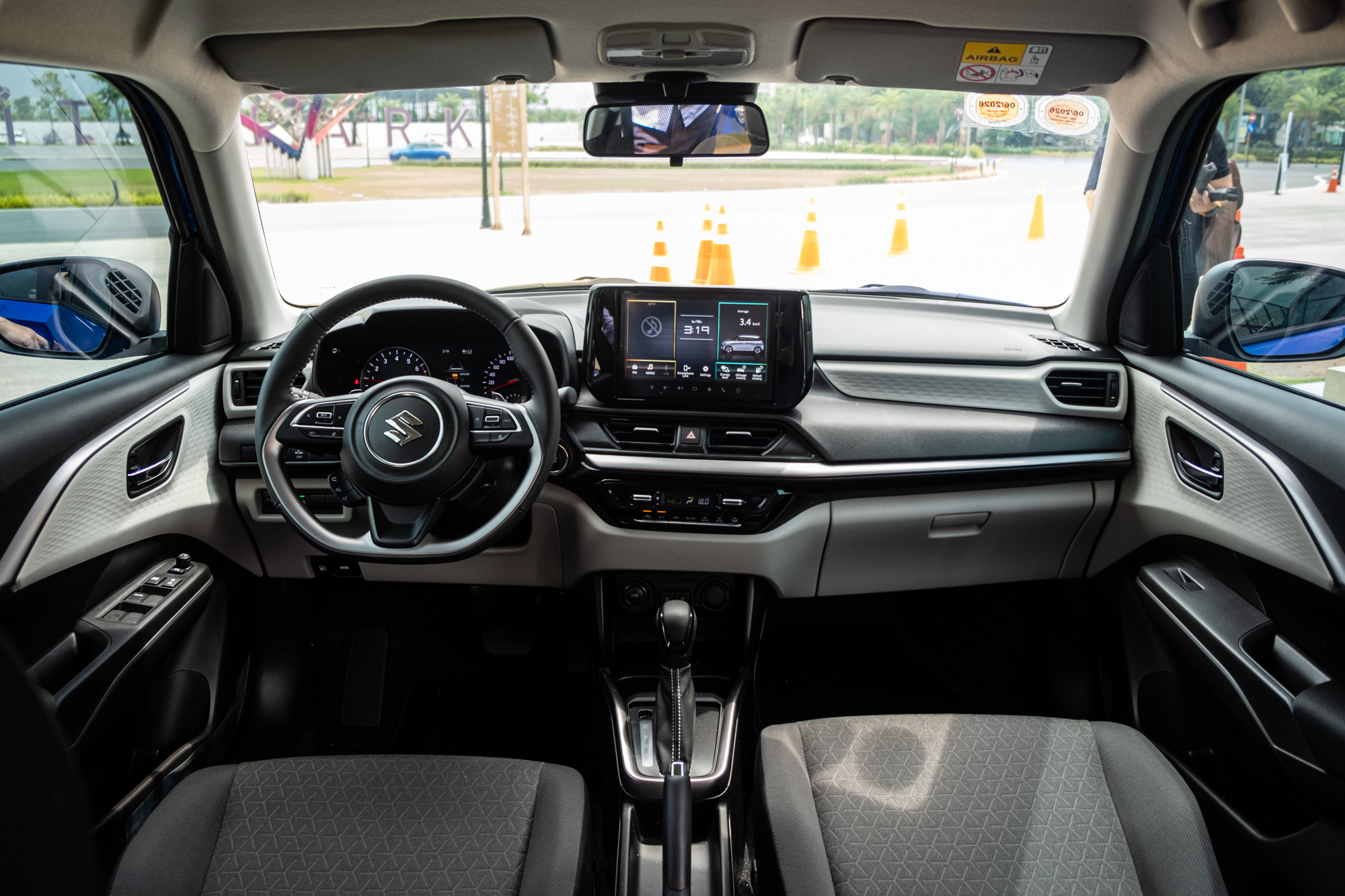 Suzuki Swift 2025 ra mắt Việt Nam: Giá 569 triệu, máy hybrid, 6 tính năng ADAS, đấu Mazda2 hatchback - Ảnh 6.