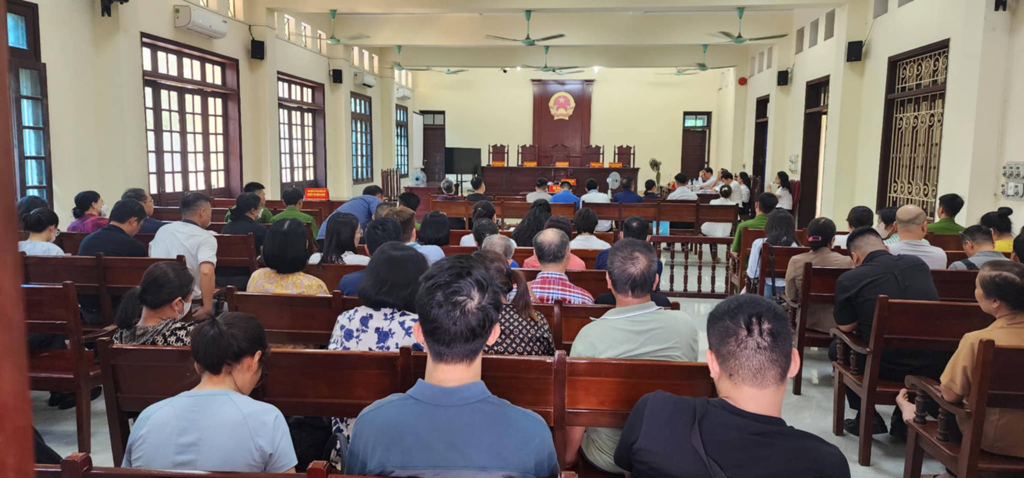 14 Cựu lãnh đạo Hải quan ngó lơ hàng lậu 1800 tỉ đồng ra hầu tòa - Ảnh 3.