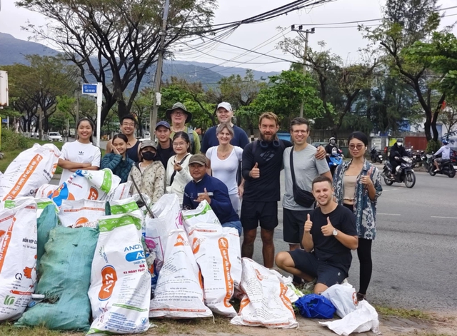 Ch&agrave;ng trai Nga đi nhặt r&aacute;c ở Đ&agrave; Nẵng: "T&ocirc;i y&ecirc;u nơi n&agrave;y như qu&ecirc; hương v&agrave; muốn l&agrave;m điều g&igrave; đ&oacute;"- Ảnh 4.