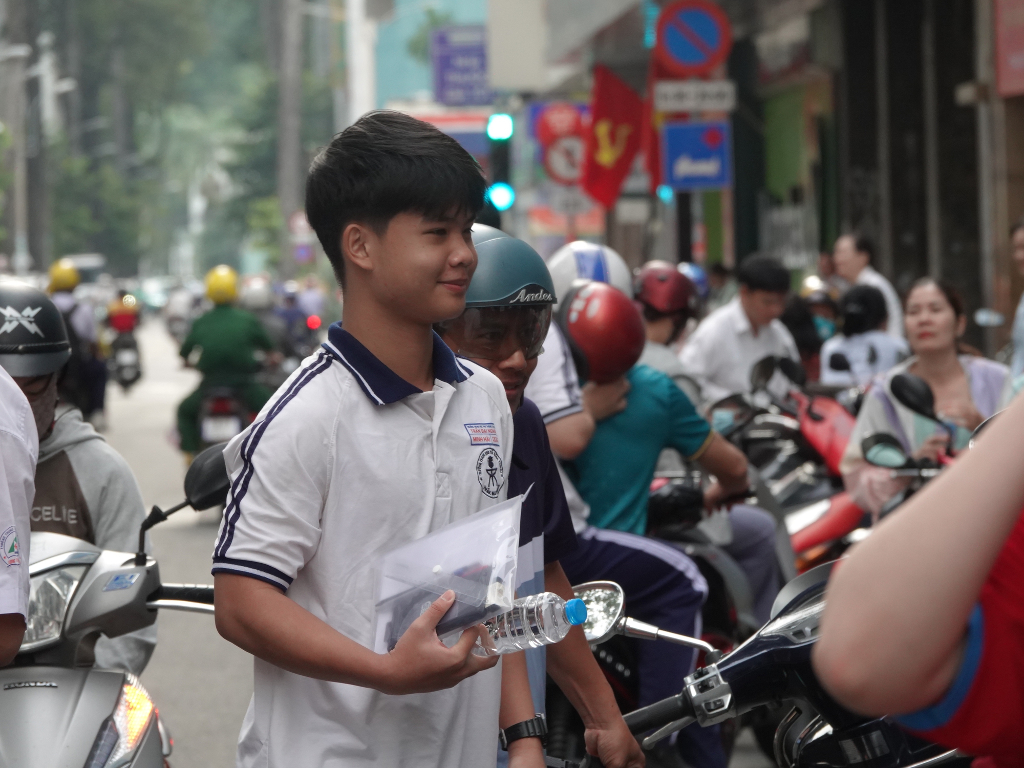 CẬP NHẬT kỳ thi tốt nghiệp THPT 2025: Gần 1 , 17 triệu thí sinh tham gia - Ảnh 27.