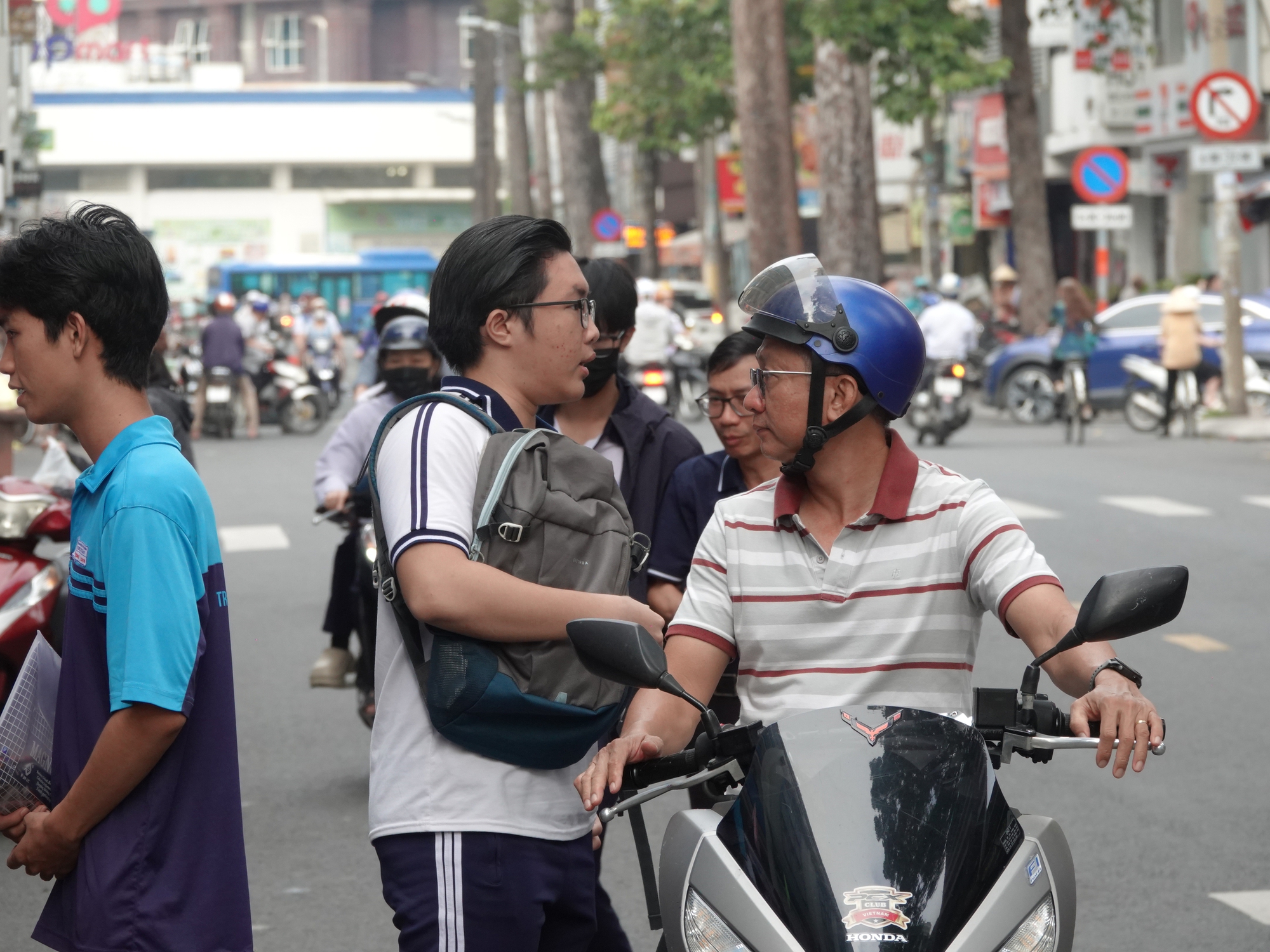 CẬP NHẬT kỳ thi tốt nghiệp THPT 2025: Gần 1 , 17 triệu thí sinh tham gia - Ảnh 28.
