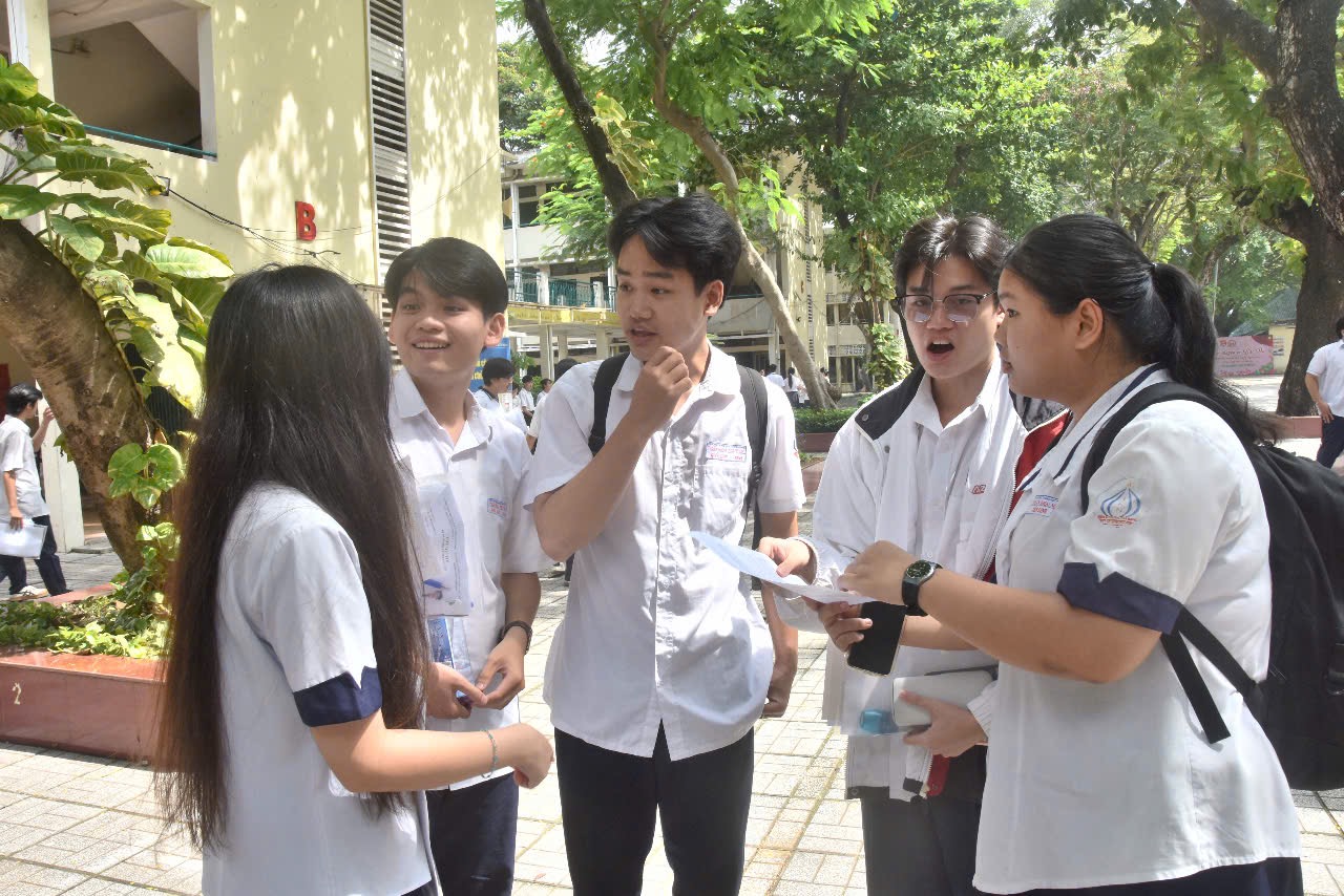 Đề thi ngữ văn tốt nghiệp THPT: Từ “Những vùng trời khác nhau” đến thay đổi lớn lao của đất nước- Ảnh 4.