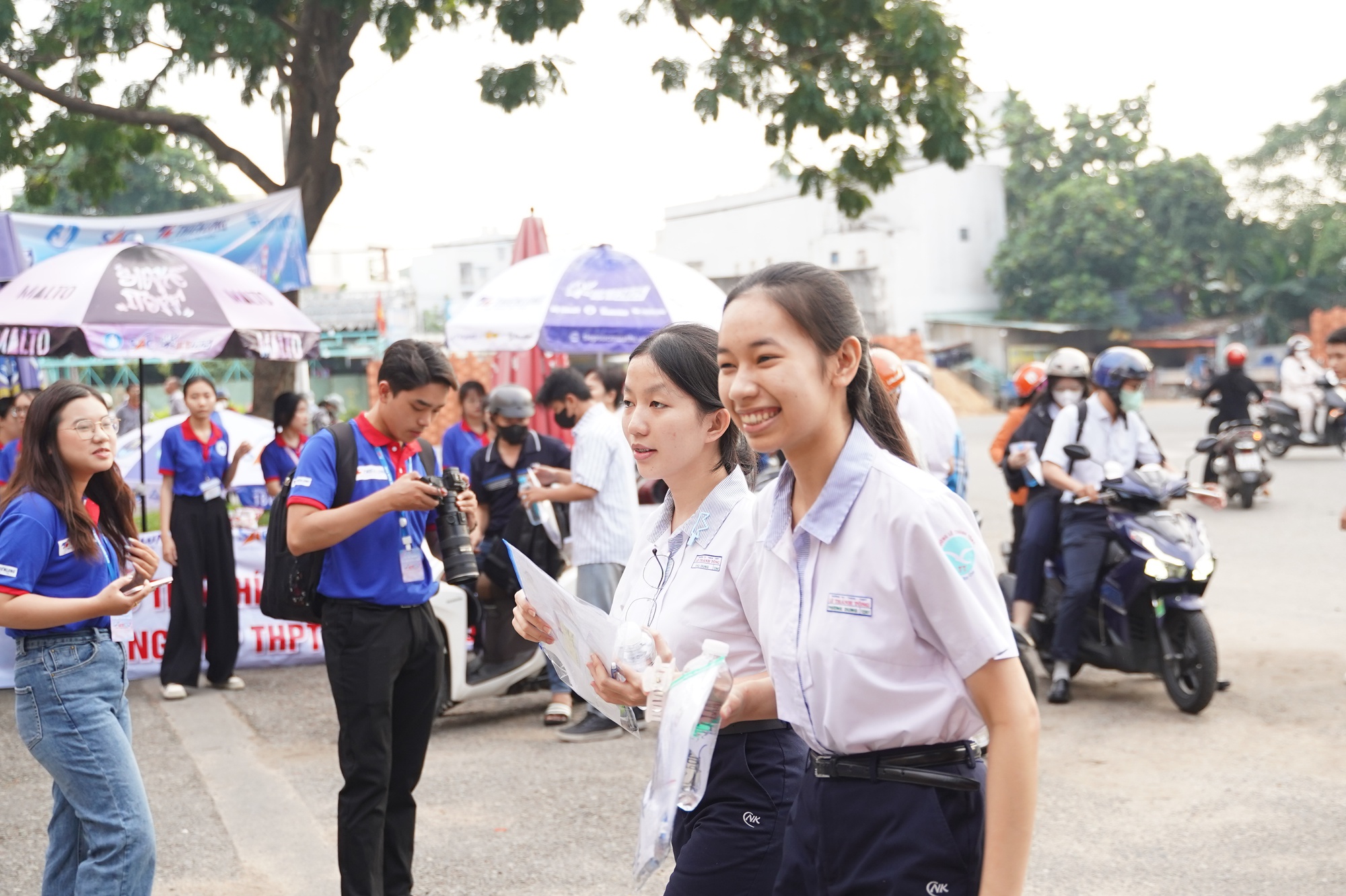CẬP NHẬT kỳ thi tốt nghiệp THPT 2025: Gần 1 , 17 triệu thí sinh tham gia - Ảnh 36.