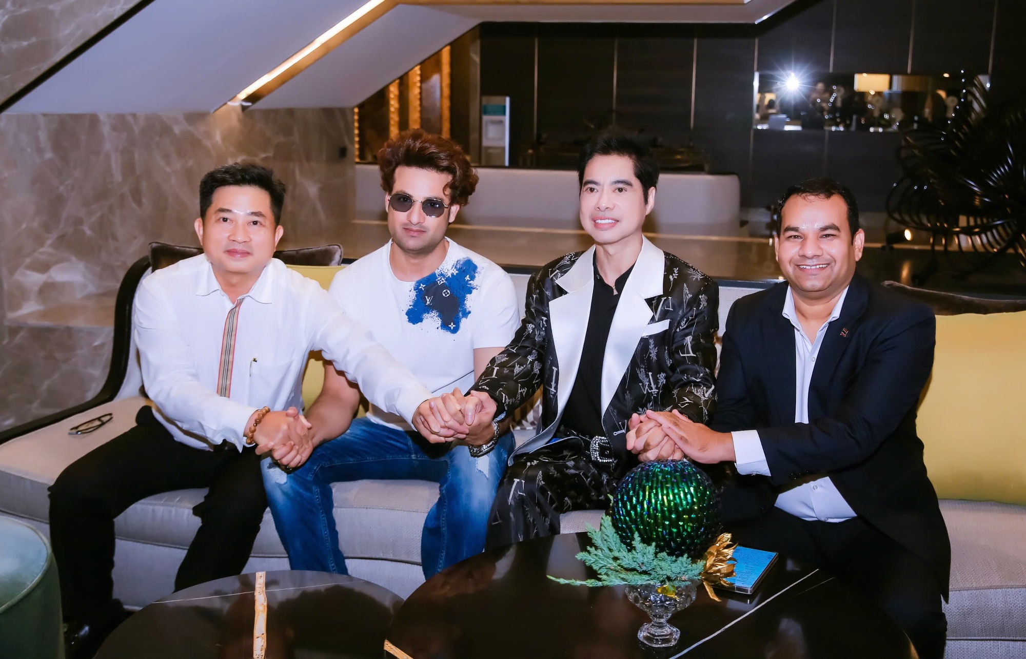 Danh ca Ngọc Sơn được mời làm "Đại sứ hiếu hạnh" mùa Vu Lan - Ảnh 2. Danh ca Ngọc Sơn được mời làm "Đại sứ hiếu hạnh" mùa Vu Lan - Ảnh 2.