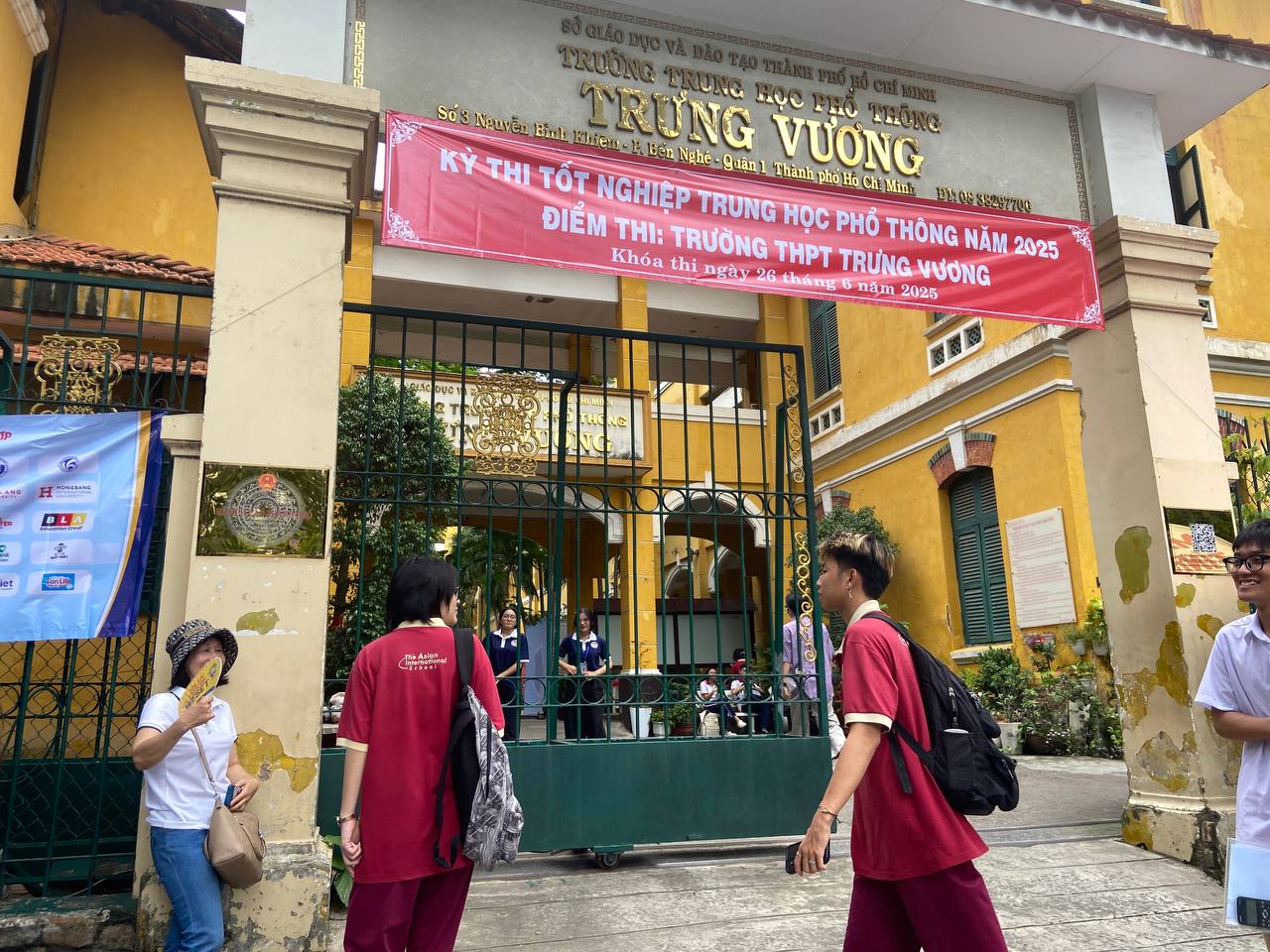 Ông bà vượt hàng chục km cổ vũ cháu trong kỳ thi tốt nghiệp THPT 2025 - Ảnh 4.