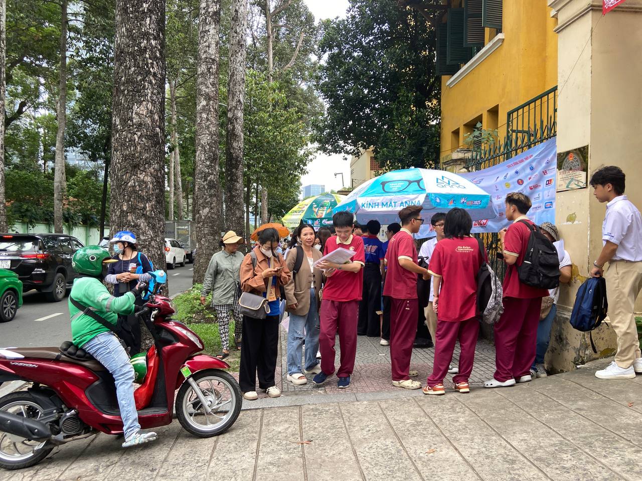 Ông bà vượt hàng chục km cổ vũ cháu trong kỳ thi tốt nghiệp THPT 2025 - Ảnh 5.