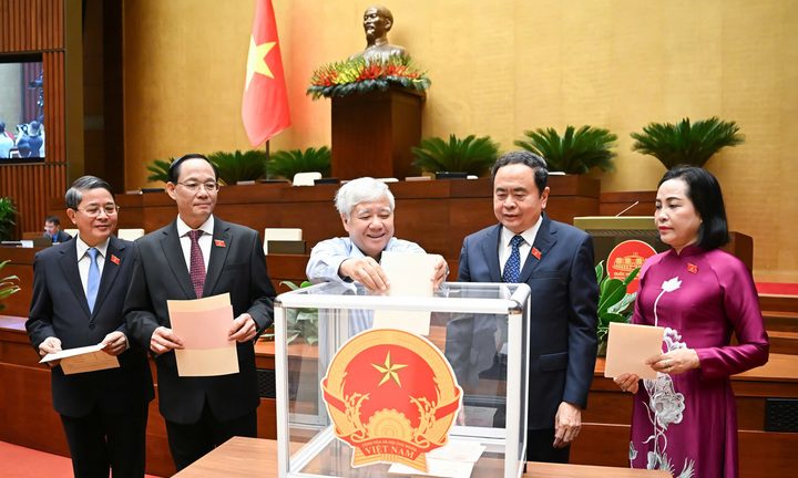 Quốc hội phê chuẩn 4 Phó Chủ tịch và 14 ủy viên Hội đồng Bầu cử quốc gia - Ảnh 1.