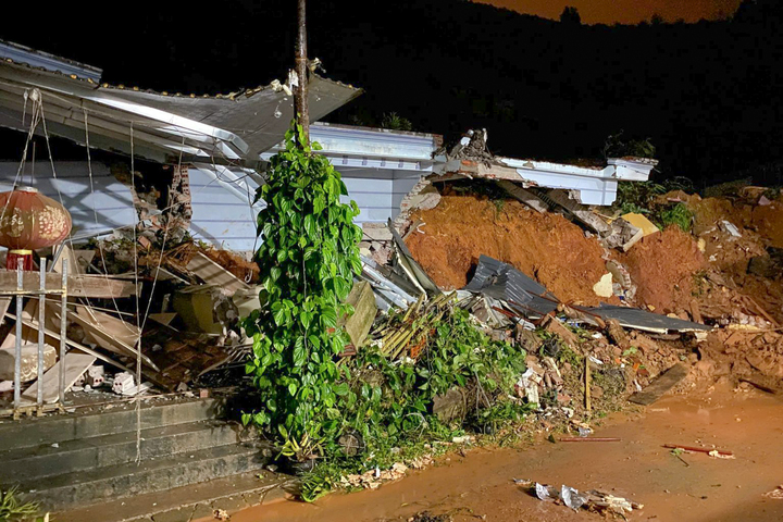 Mưa lớn gây sập nhà ở Yên Bái , một người thiệt mạng trong vụ sạt lở đất - Ảnh 1.