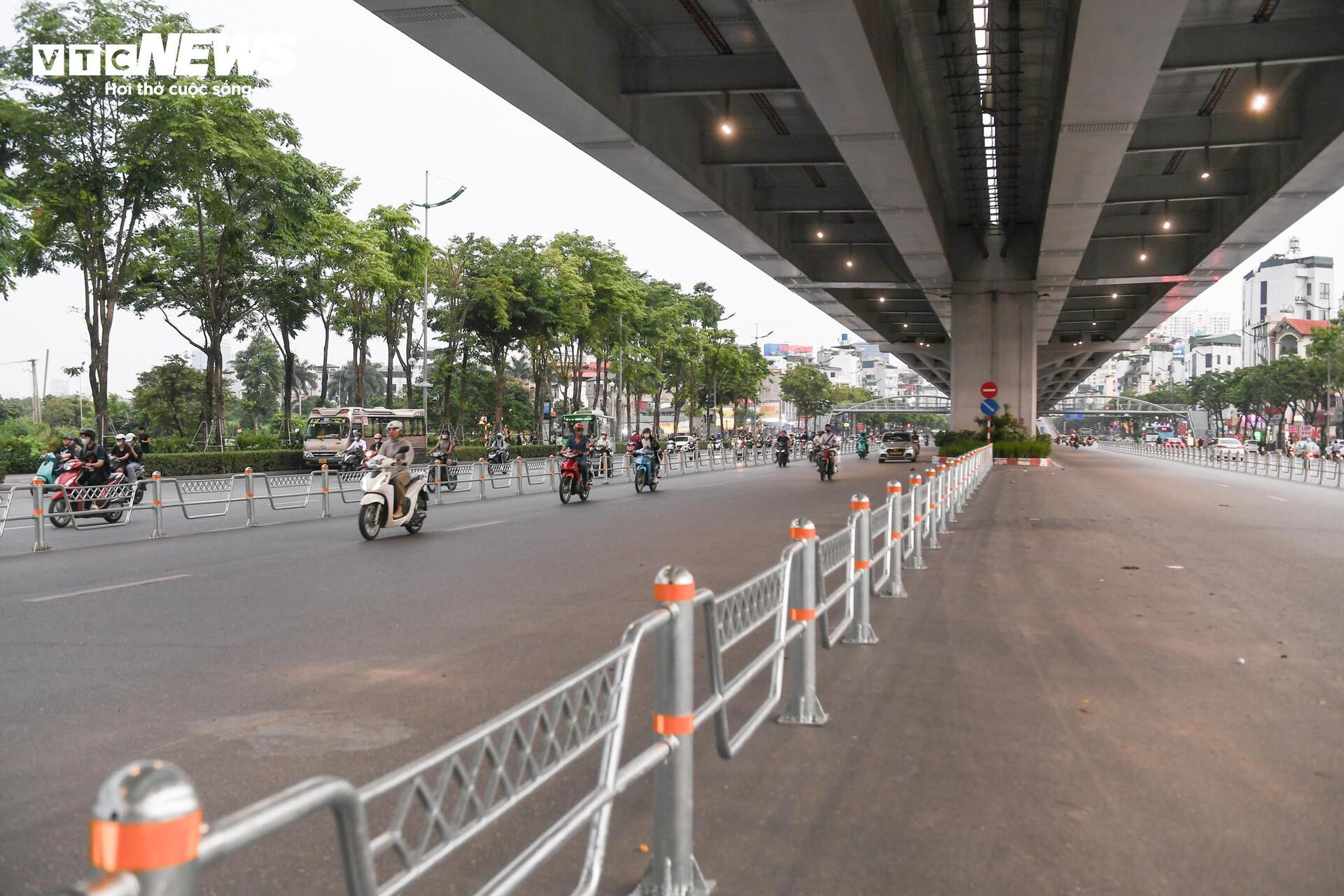 Tài xế lúng túng với hàng rào phân làn trên 2 tuyến đường vành đai Hà Nội - Ảnh 17.