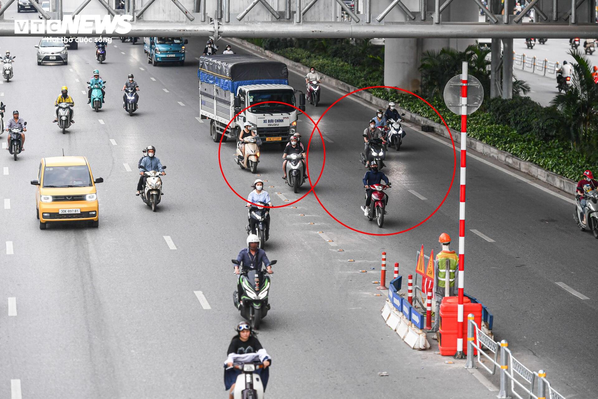 Tài xế lúng túng với hàng rào phân làn trên 2 tuyến đường vành đai Hà Nội - Ảnh 18.