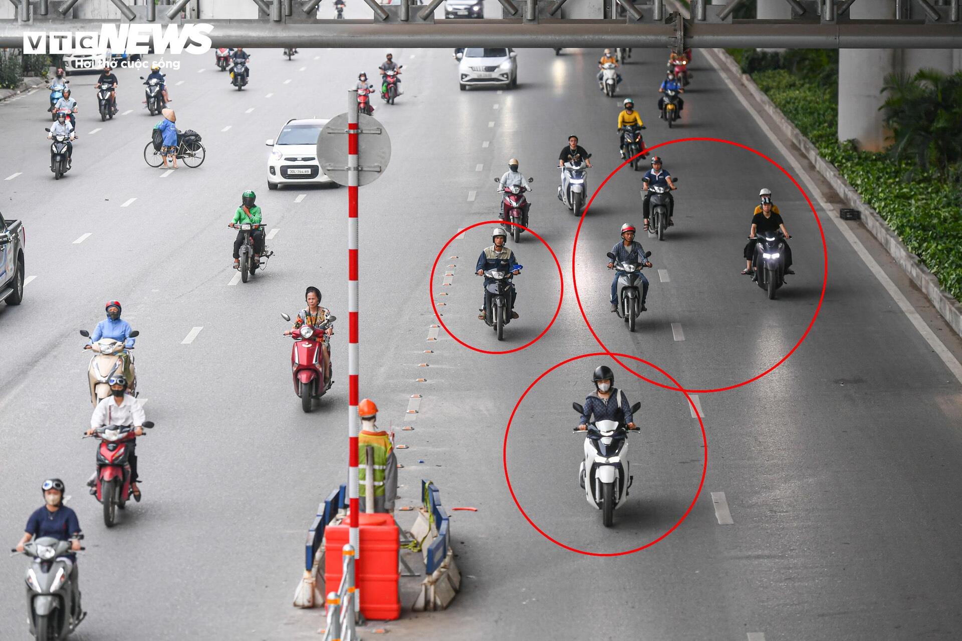 Tài xế lúng túng với hàng rào phân làn trên 2 tuyến đường vành đai Hà Nội - Ảnh 20.
