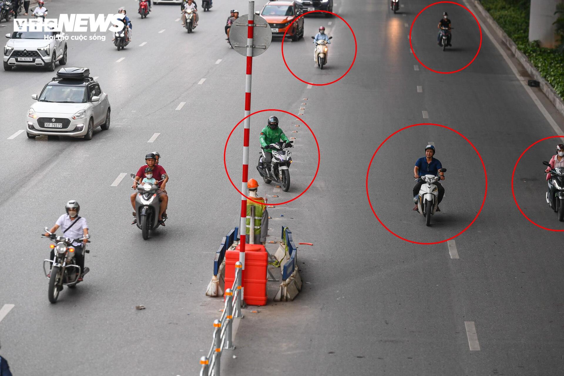 Tài xế lúng túng với hàng rào phân làn trên 2 tuyến đường vành đai Hà Nội - Ảnh 19.