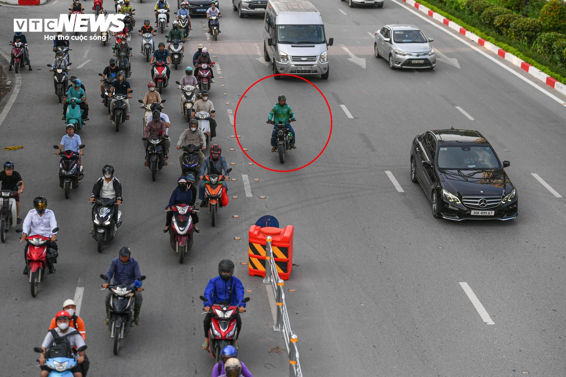 Tài xế lúng túng với hàng rào phân làn trên 2 tuyến đường vành đai Hà Nội - Ảnh 4.