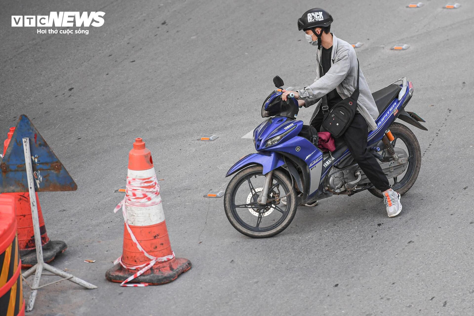 Tài xế lúng túng với hàng rào phân làn trên 2 tuyến đường vành đai Hà Nội - Ảnh 12.